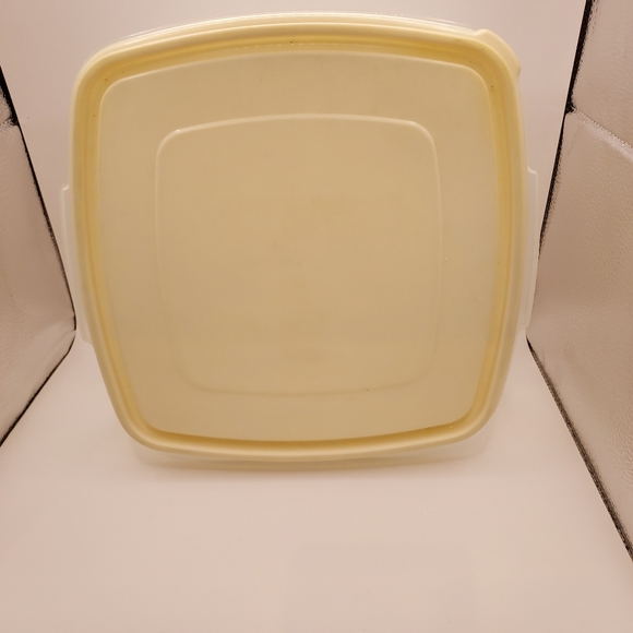 Lot of 3 Preowned Food Storage Containers 3 Different Manufacturer and Sizes. - Picture 11 of 14